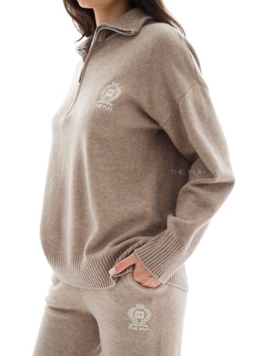 Вязаный костюм с вышивкой в цвете капучино