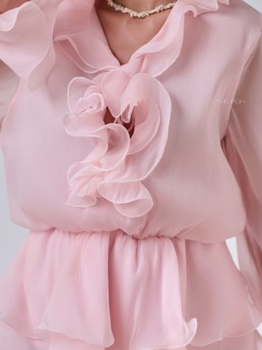 Розовое шифоновое платье-блузка с брошами