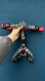 Шлейка анатомическая из БИОТАНА для собак, размер М, ширина 25 мм , зебра и винный