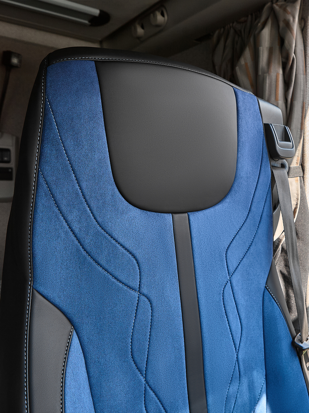 Чехлы Люкс DAF XF 106 (экокожа, черный цвет, синяя вставка)