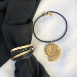 Колье ракушка лимонное золото на коже