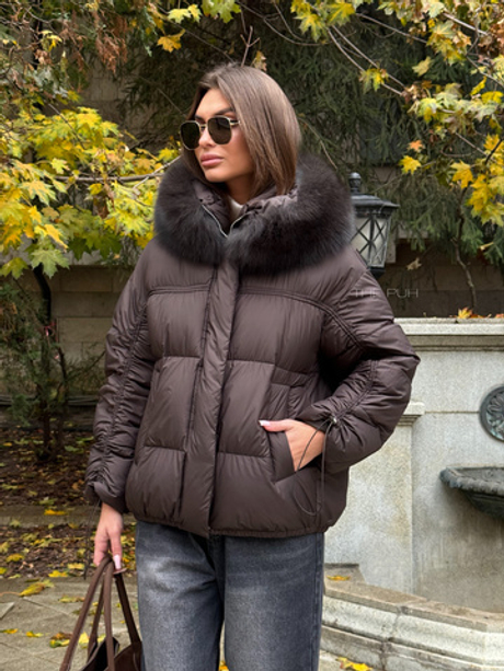 Короткий шоколадный пуховик с затяжками на рукавах