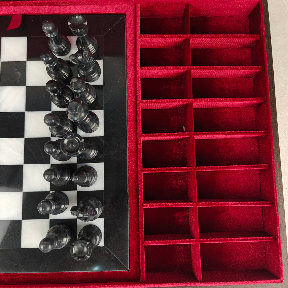 Подарочные шахматы из мрамора и оникса в футляре