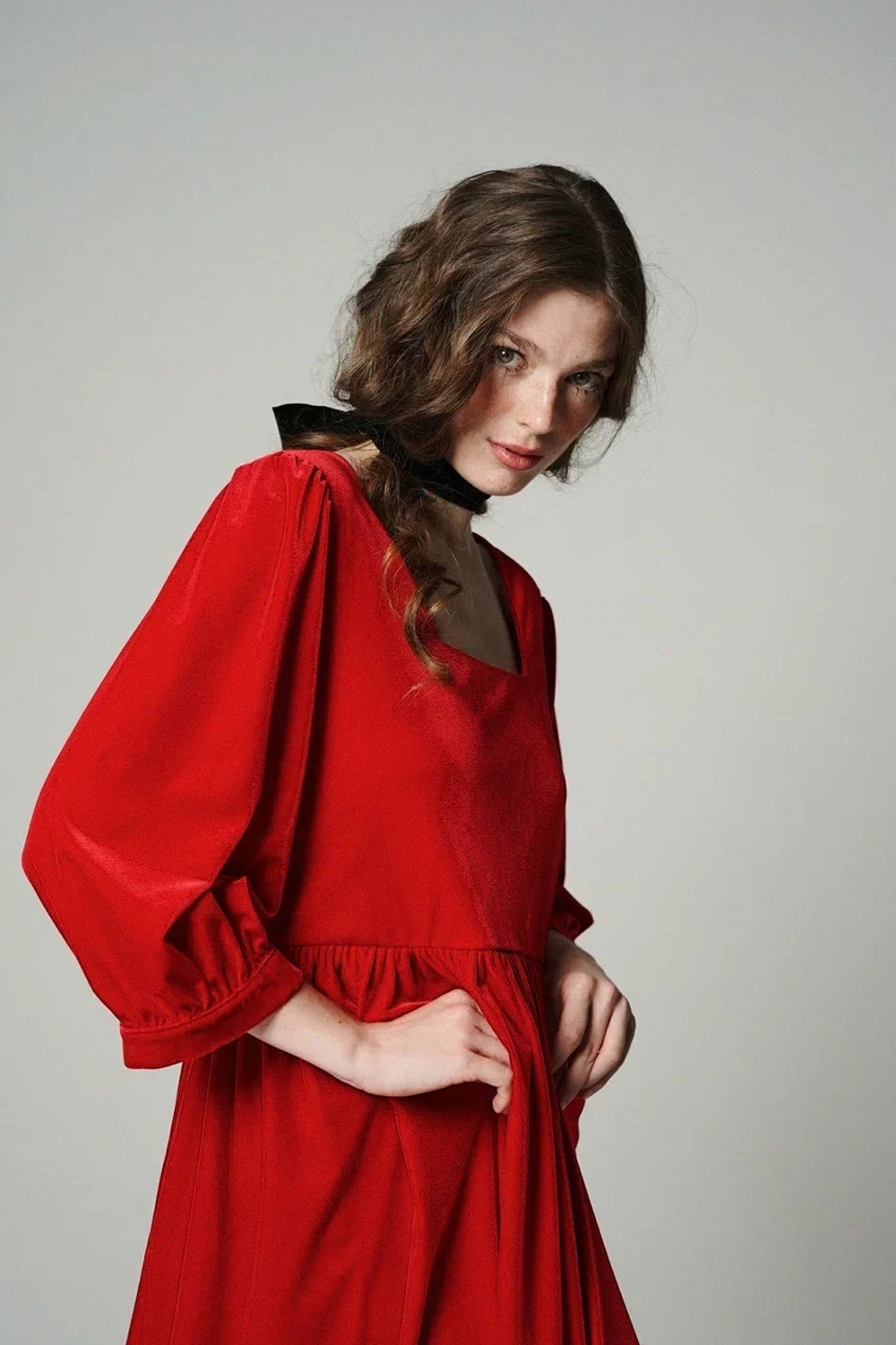 Платье с квадратным вырезом и рукавами-фонариками из бархата "Заветное желание"