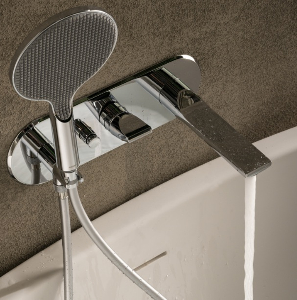 Bossini Apice смеситель для ванны, кнопочный переключатель на 2 выхода, излив 207 мм с аэратором, ручной душ Ø 140 мм на фиксированном держателе, шланг