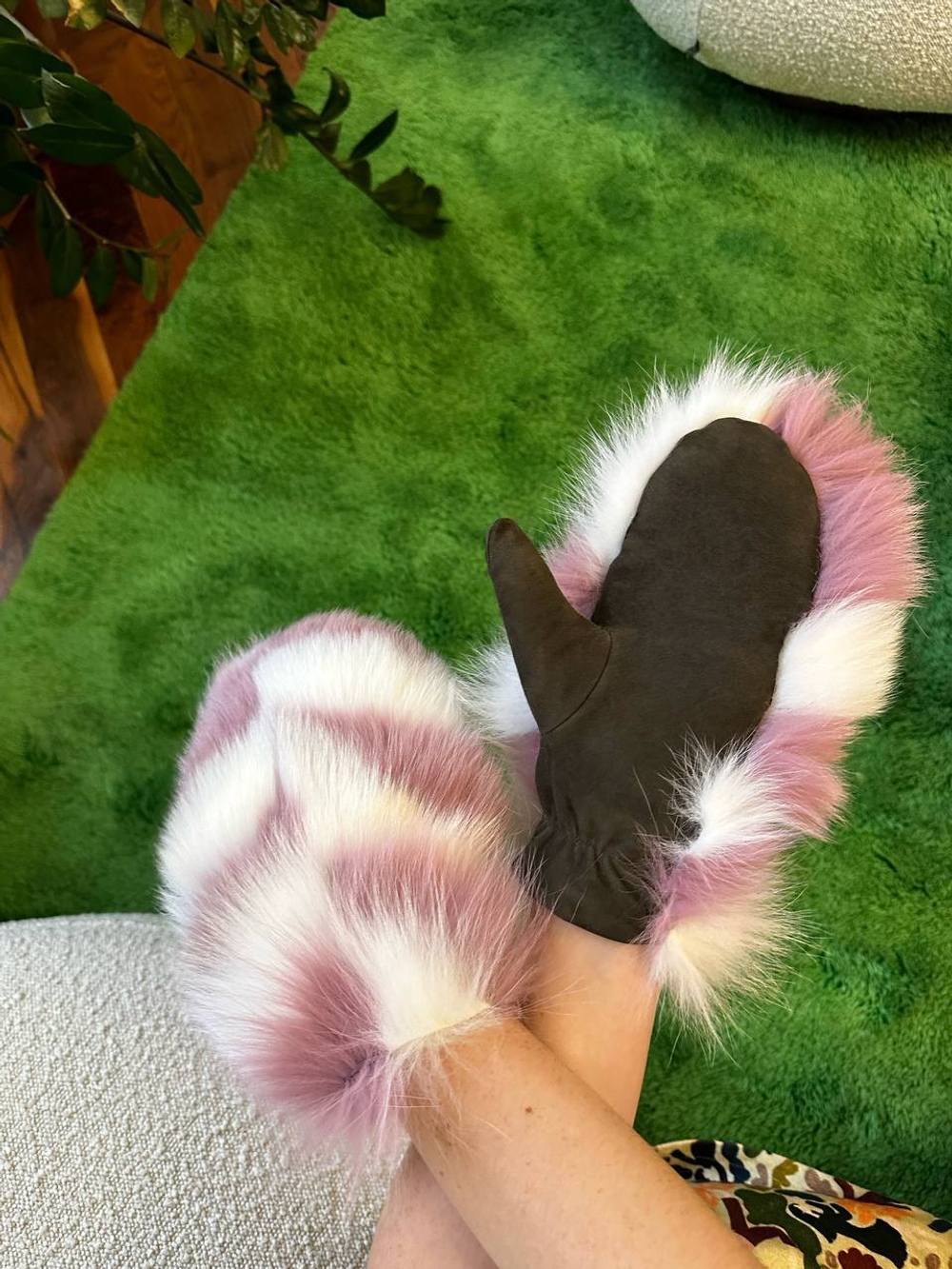 Рукавицы из белого и розового меха песца