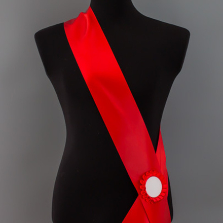 Лента наградная для конкурса красоты С НАНЕСЕНИЕМ. Цвет ленты ЯРКО-КРАСНЫЙ. Крепление розетка с лого.