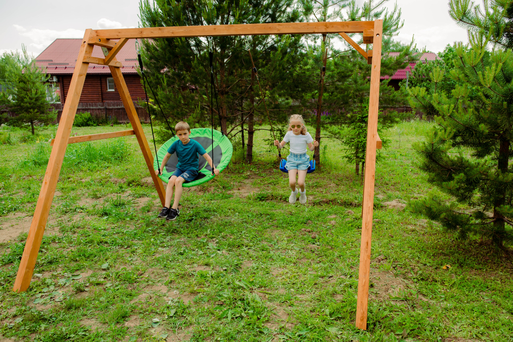 Деревянные качели с качелями гнездо Свиби