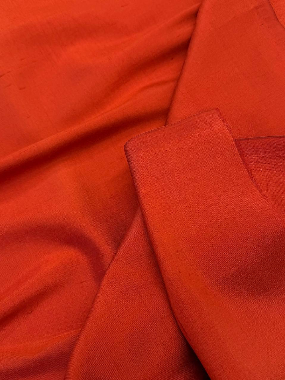 Шелк чесуча алый