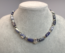 Колье-чокер из содалита «Полуночный ритм»