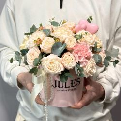 «Мадумуазель Коко» Цветы в коробке с кустовой пионовидной розой Мадам бомбастик