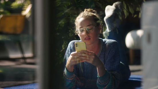 Apple iPhone 11 vs Apple iPhone 12 - Сравнение производительности процессора, характеристик камеры и экрана, цветов и дизайна.