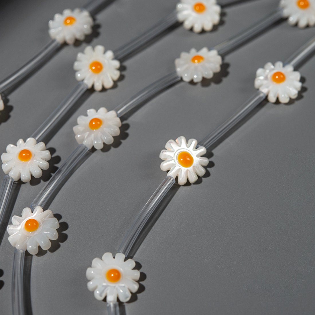 Ромашка из белого перламутра морских ракушек 10мм, сквозное отверстие