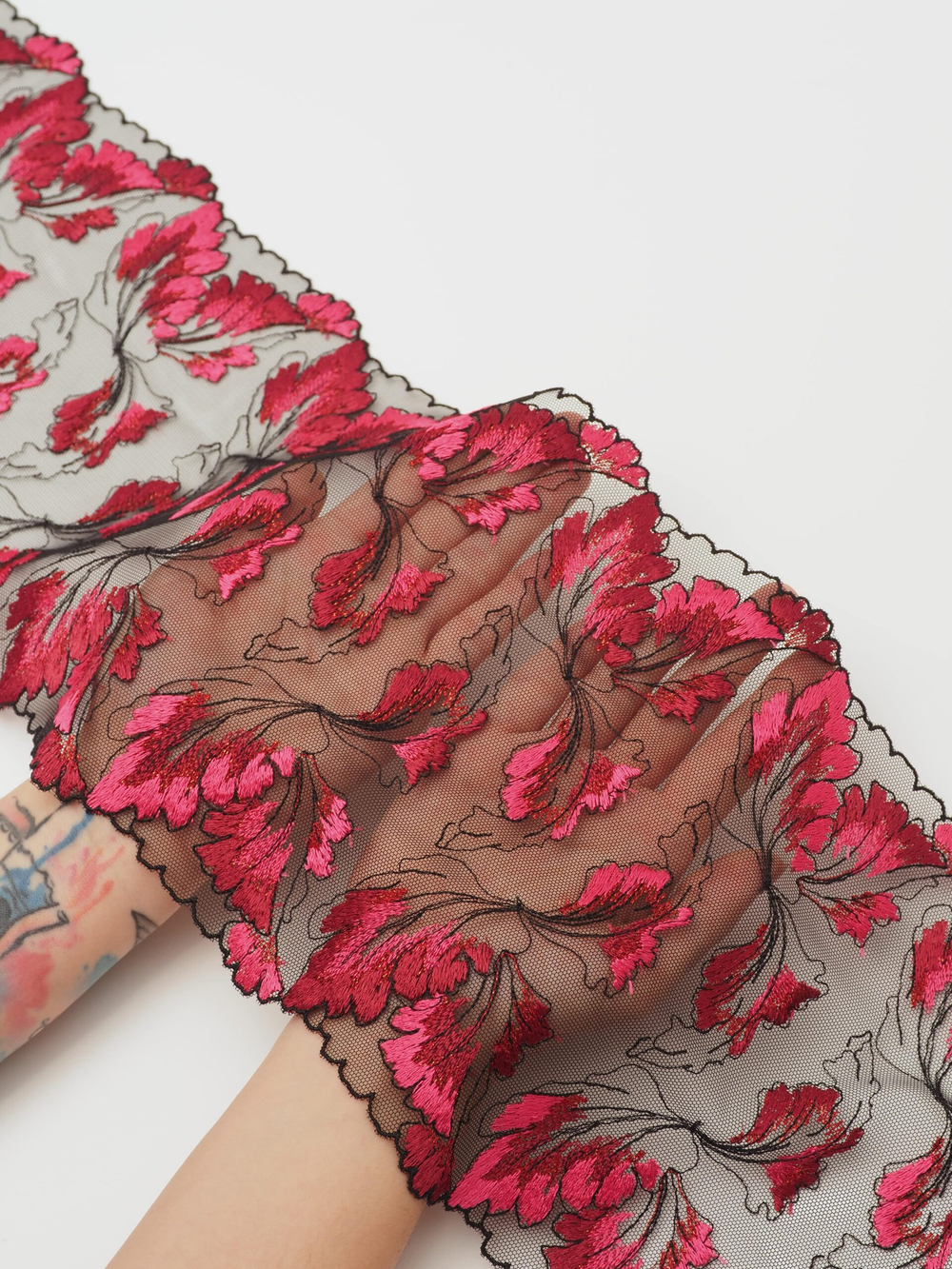 Вышивка на сетке черная с темно-красным и малиновой фуксией неэластичная ширина 18 см