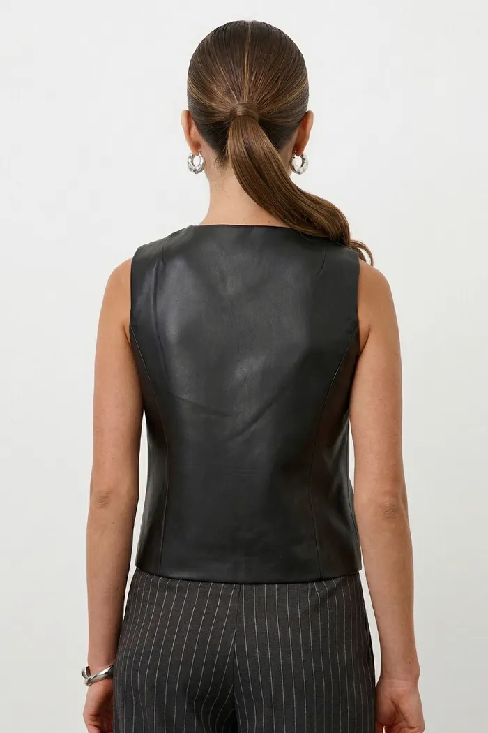 Жилетка из экокожи в минималистичном стиле черного цвета