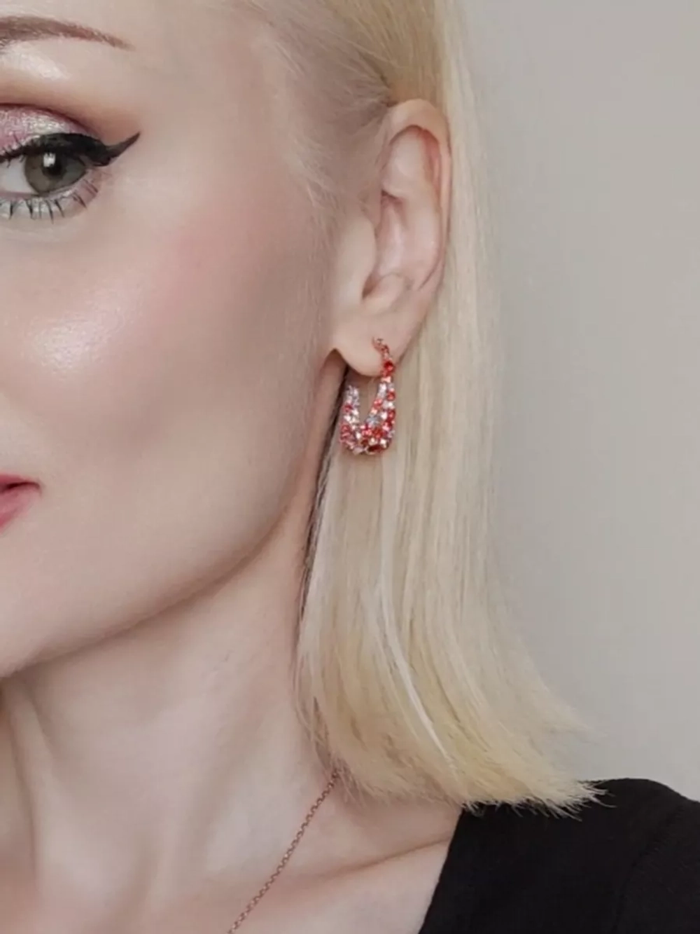 Серьги-полукольца вечерние Россыпь из красных камней Swarovski