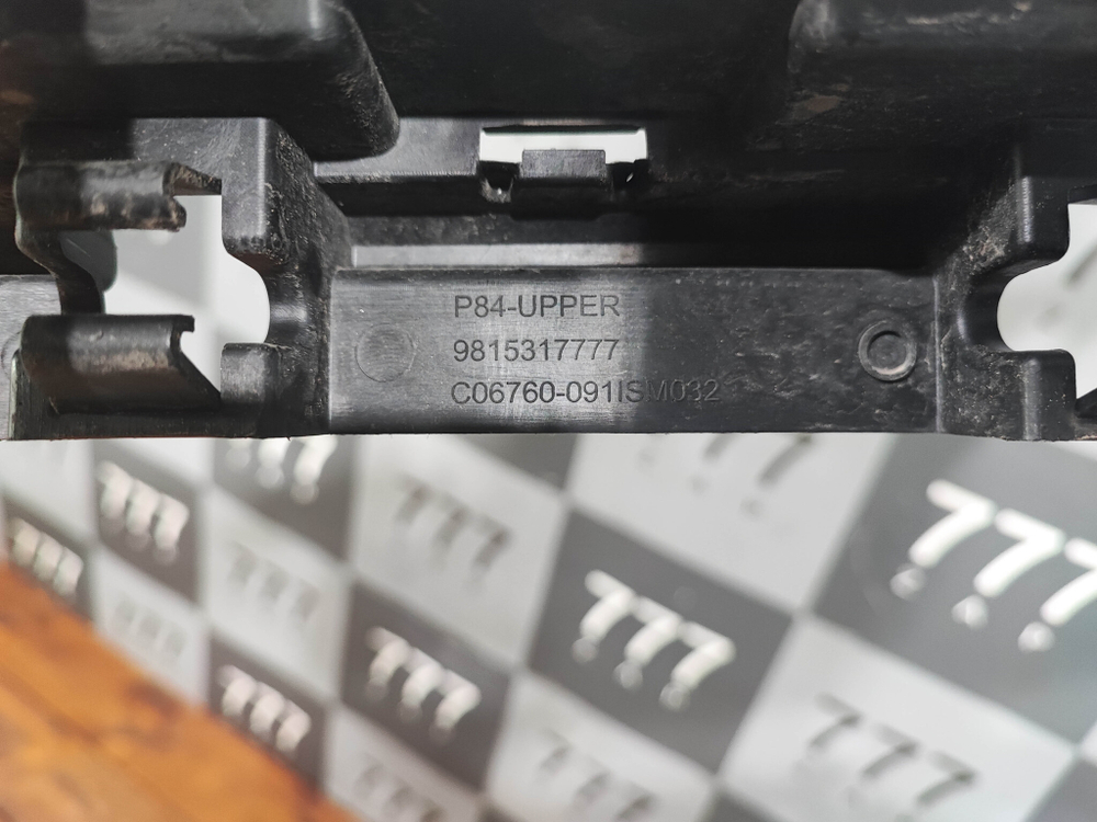 Кронштейн решетки радиатора Peugeot 3008 2 16-20 Б/У Оригинал 9815317777