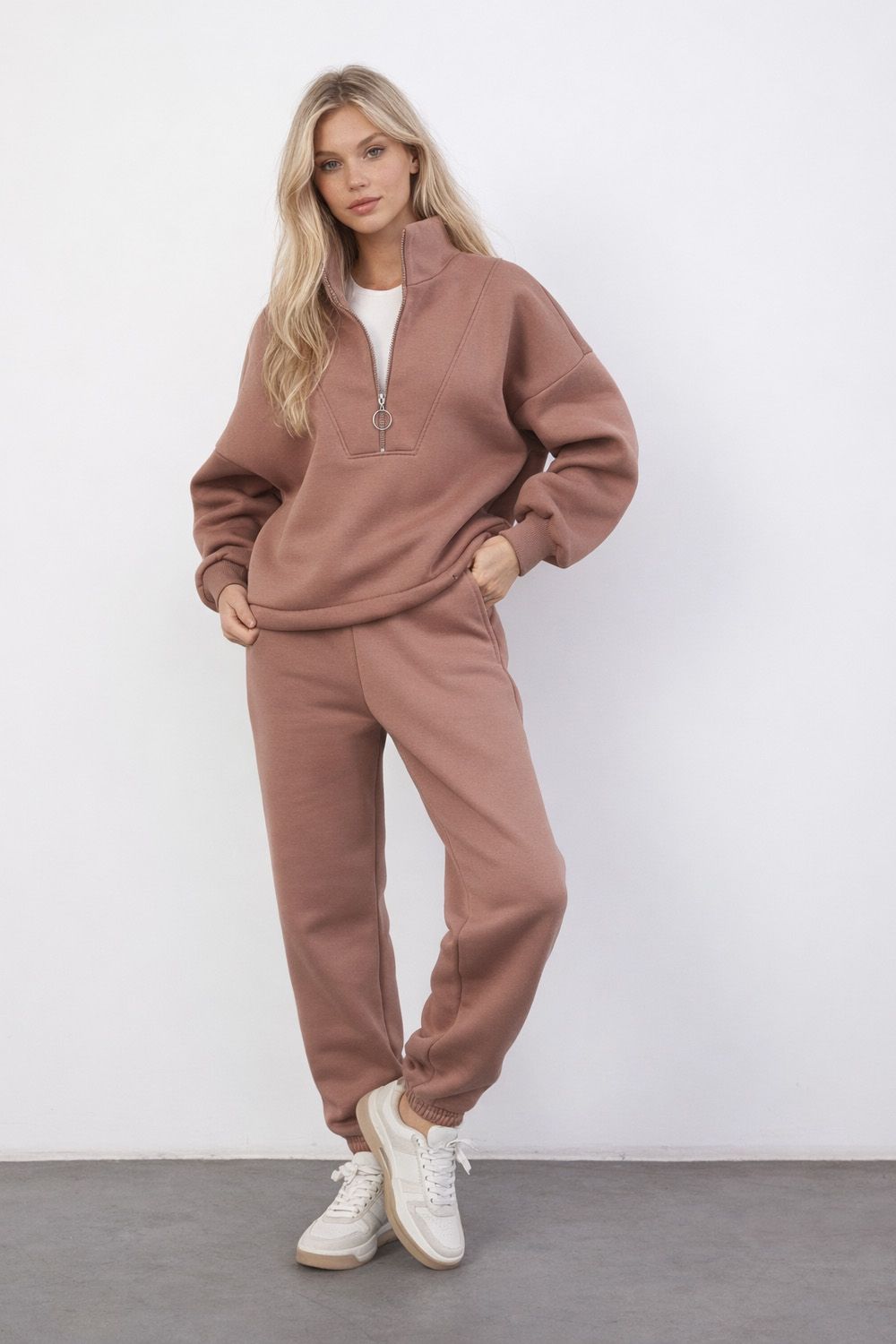 Утепленная олимпийка на молнии цвета молочный шоколад