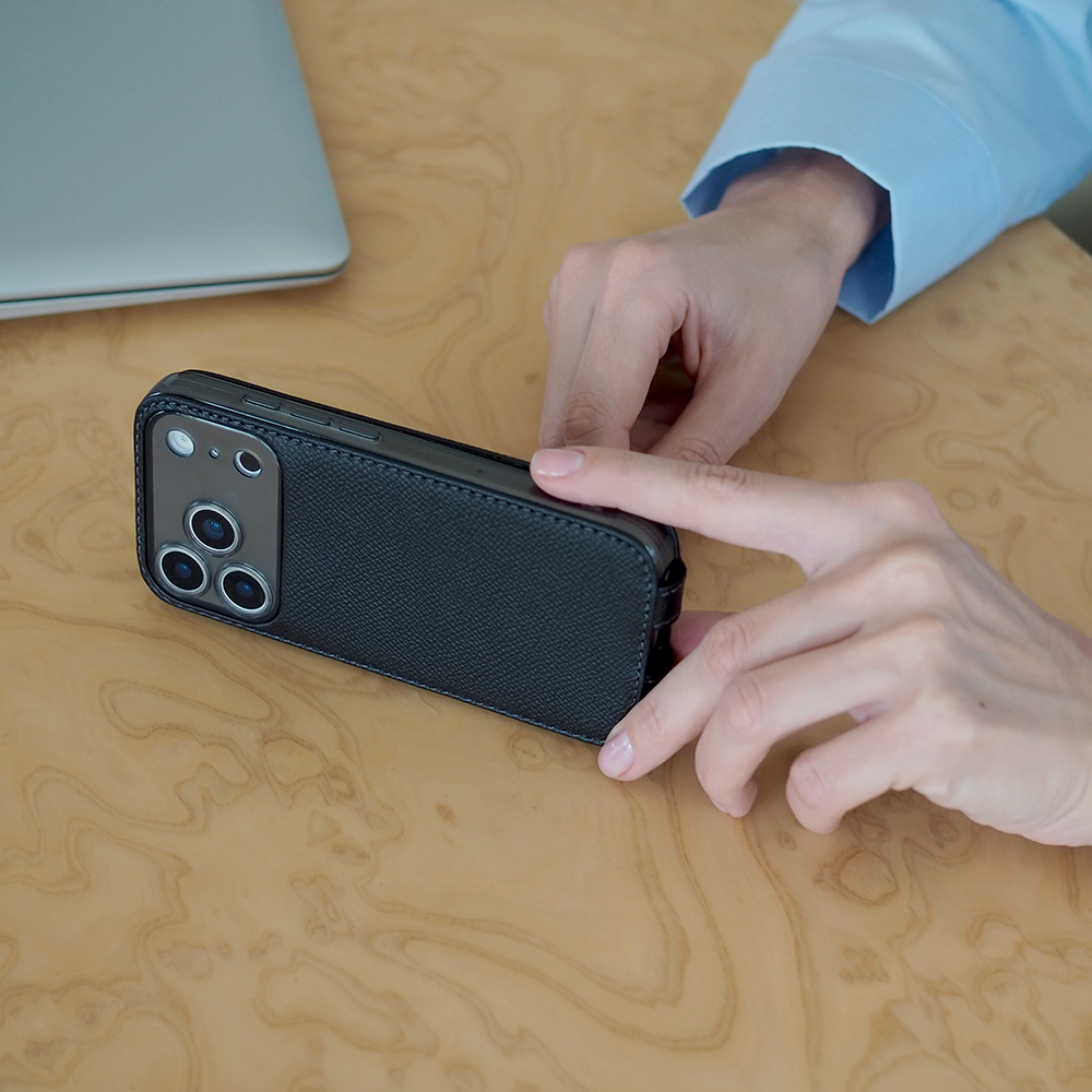 Чехол iPhone 17 Pro Max натуральная кожа сафьяно, черного цвета