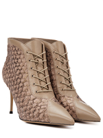 Женские бежевые ботильоны из кожи с тиснением