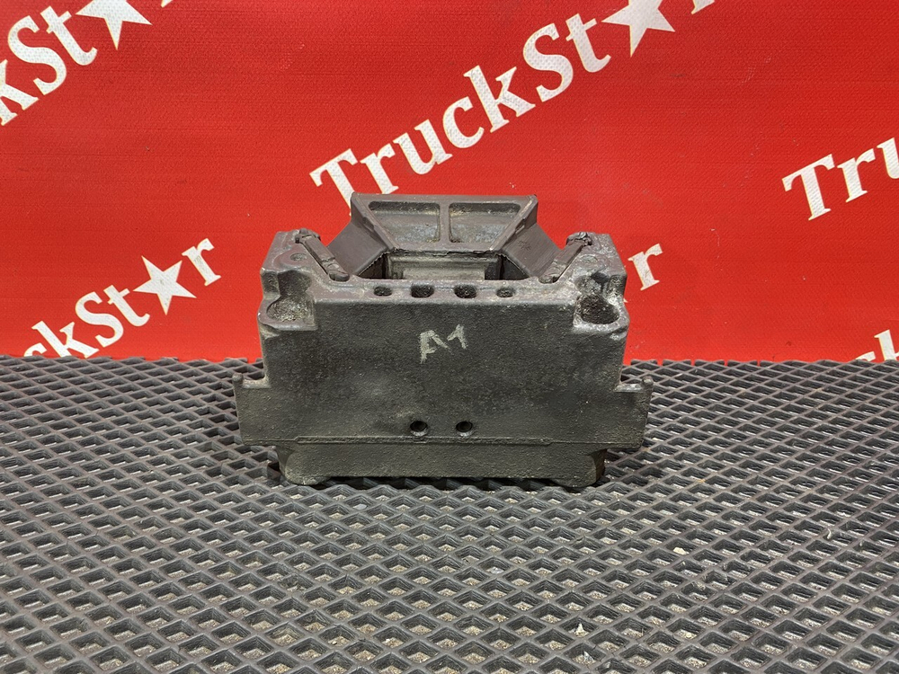 Подушка двигателя задняя левая