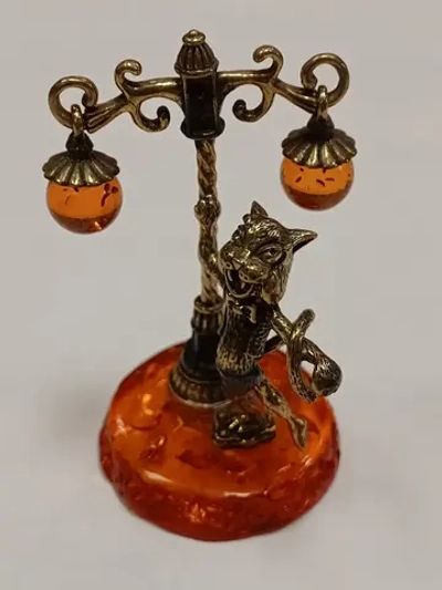 Бронзовая статуэтка на янтаре