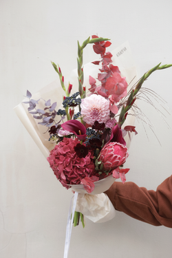 Стильный дизайнерский букет в винных оттенках