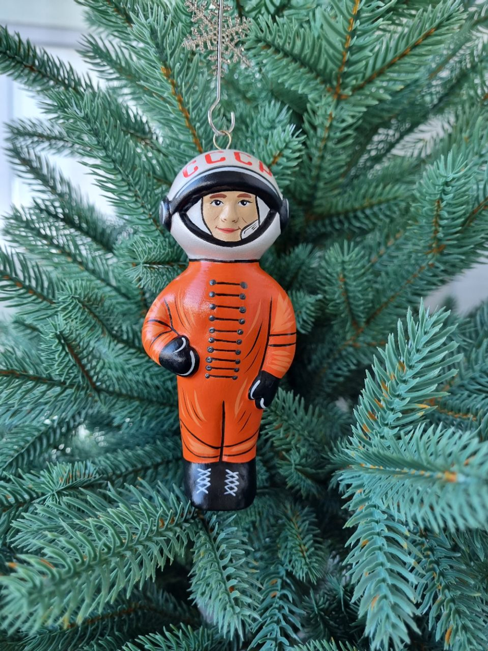 Игрушка фарфоровая космонавт