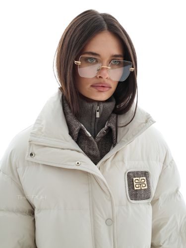 Бежевый пуховик с комбинированной рубашкой