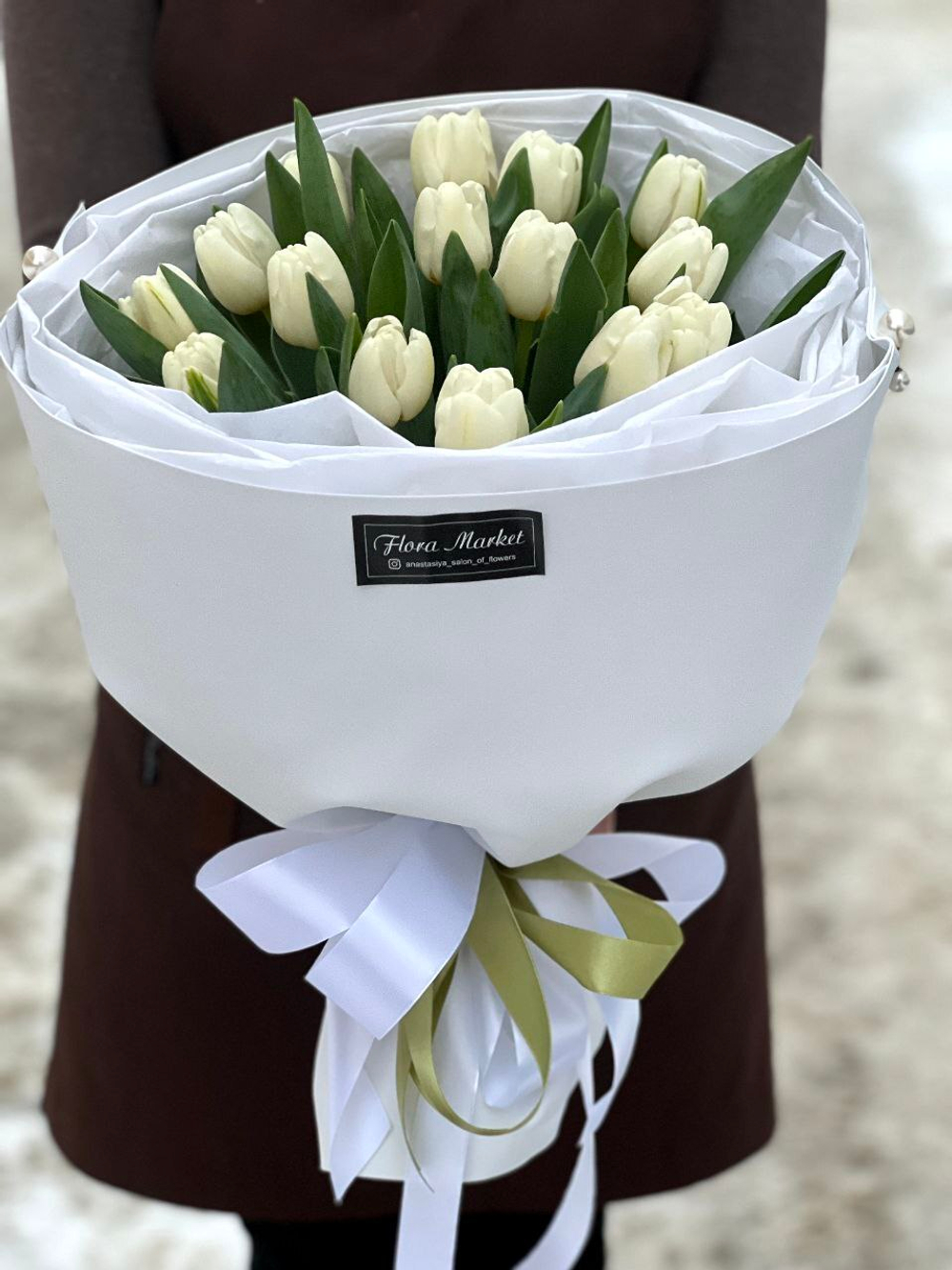 Белые тюльпаны в нежном оформлении от Флора Маркет