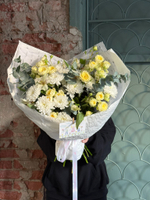 Букет из кустовой пионовидной розы, альстромерии, эвкалипта и хризантемы