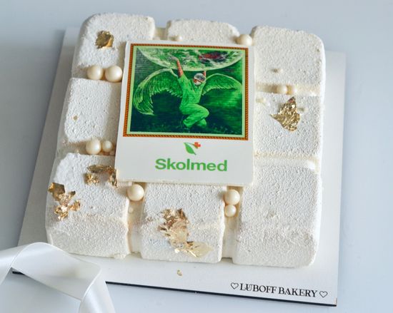 Торт на день медика с шоколадной открыткой