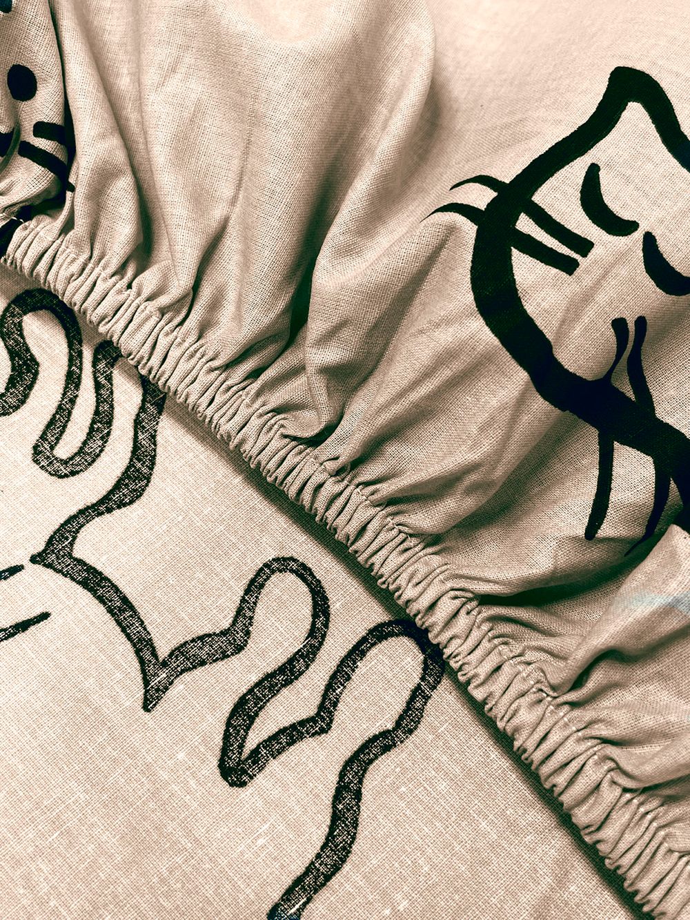 Постельное белье перкаль Сказка "Котики (беж)" 2-спальное Наволочка 50х70 см 2 шт Простынь на резинке 160x200 см Пододеяльник 175x215 см