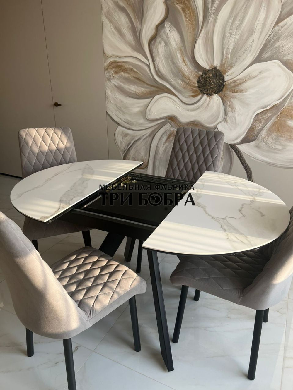 Круглый раздвижной стол "Бонжур", керамогранит, белый мрамор и стулья "Бентли" серые
