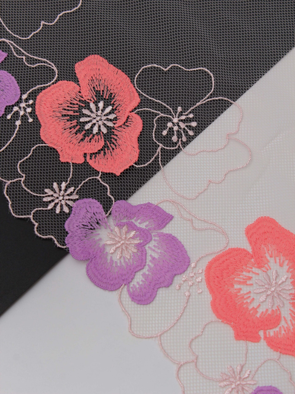 Вышивка на сетке серебристый пион с яркой лавандой и коралловым ширина 22 см ОТРЕЗ 0,9 м