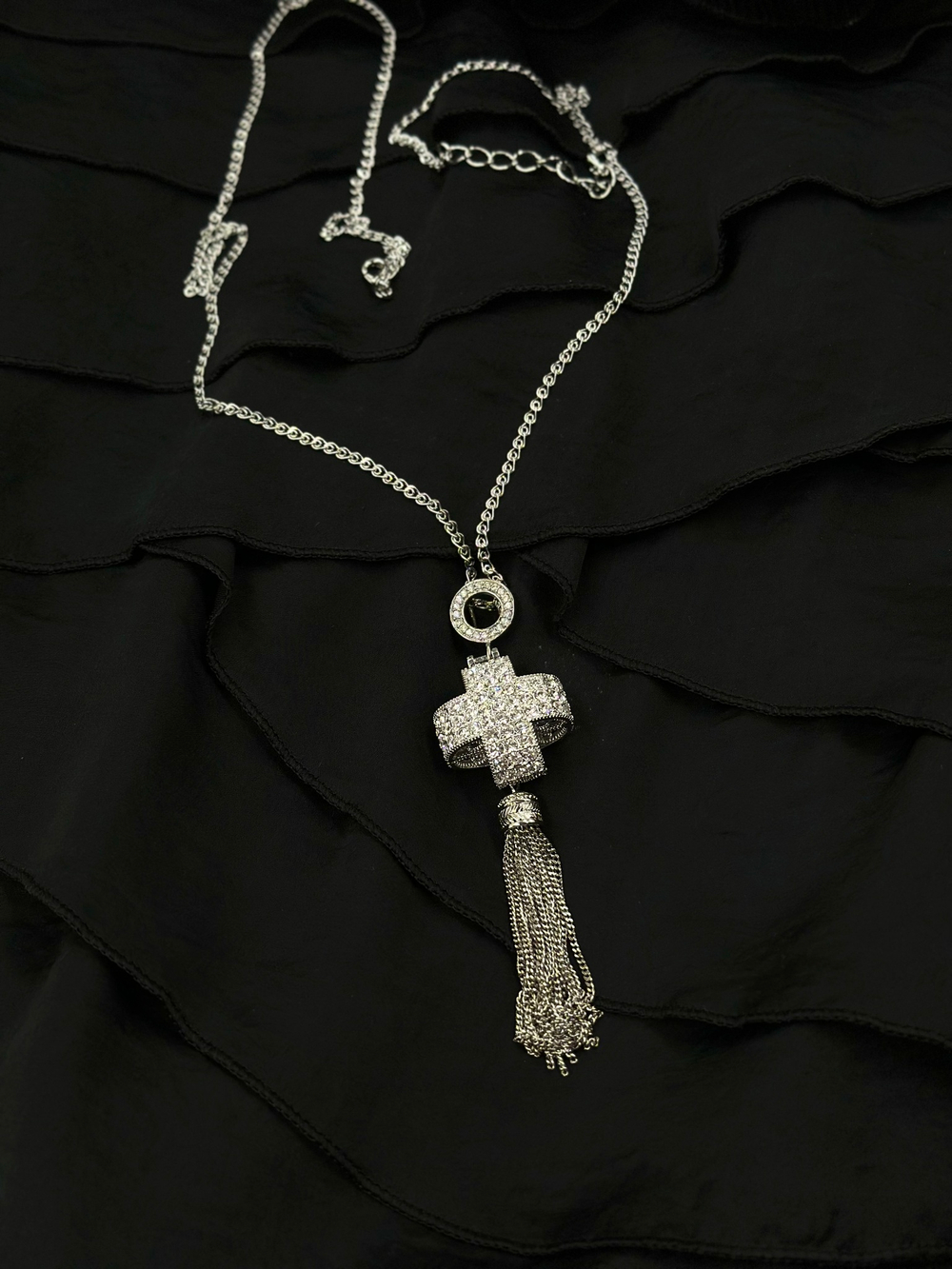 Крест квадратный с цирконами и кистью из цепочек, оттенок серебро