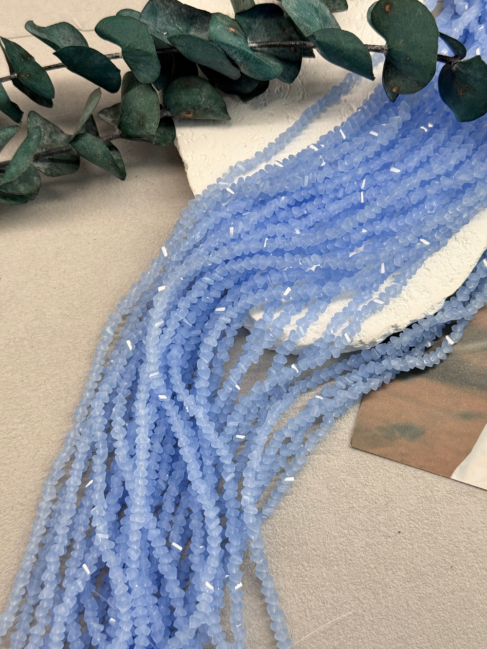 Треугольные бусины, хрустальное стекло 4 мм, нить 33 см, небесный опал