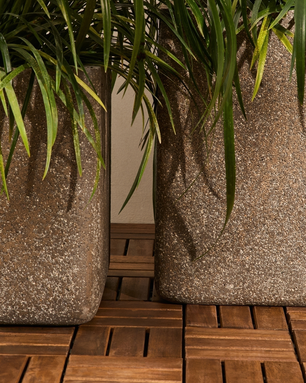 Набор из 2 кашпо Minoa коричневого цвета из песчаника 44 x 44 см