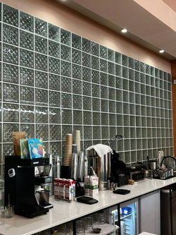 фото  Стеклоблок бесцветный пирамида Vitrablok 19х19х8 в интерьере