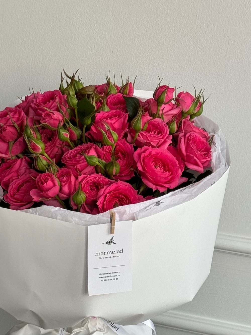 Букет из ярких, кустовых пионовидных роз