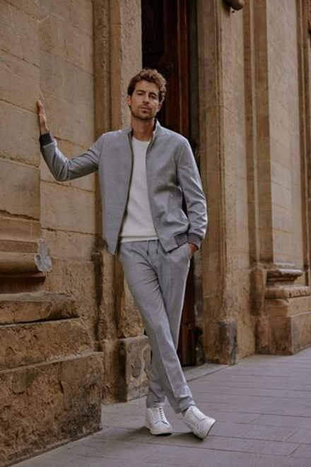 Мужской бомбер серого цвета на молнии