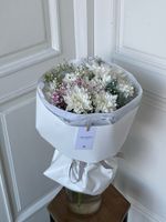 Букет из хризантемы и гипсофилы