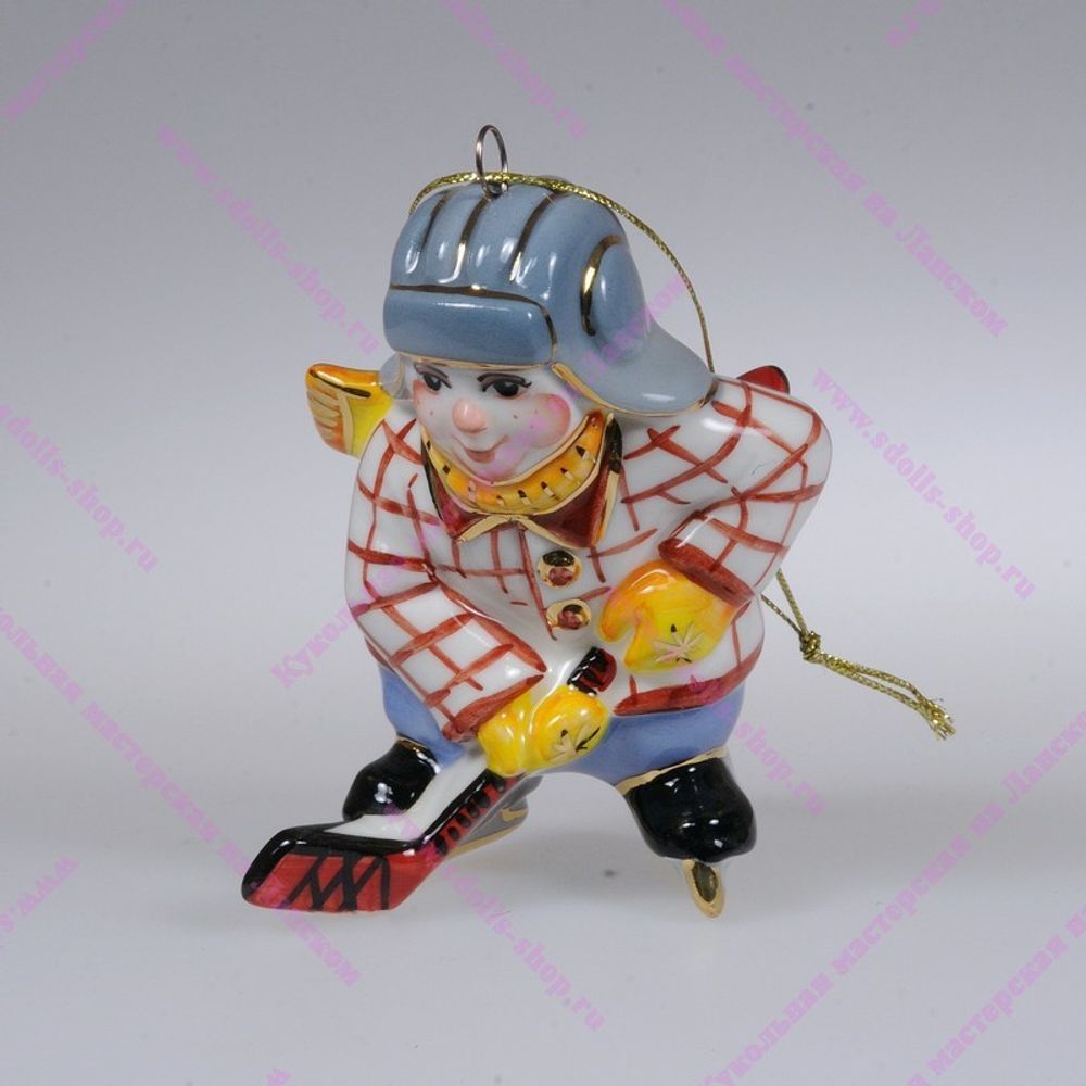 Фарфоровая ёлочная игрушка "Мальчик с клюшкой"