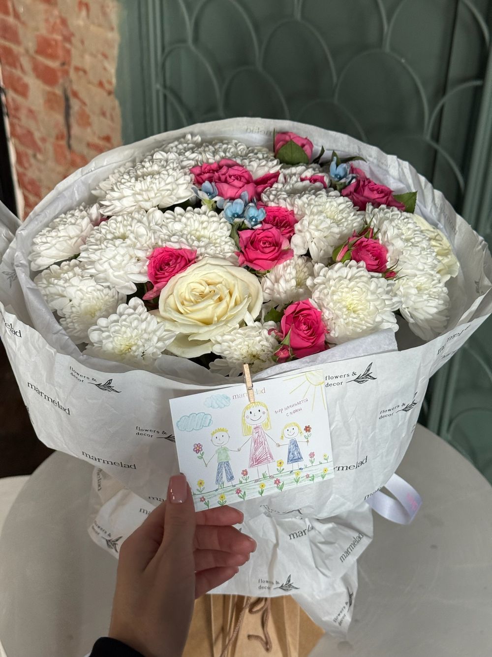 Букет из кустовой пионовидной розы, одноголовых роз, оксипеталума и хризантемы