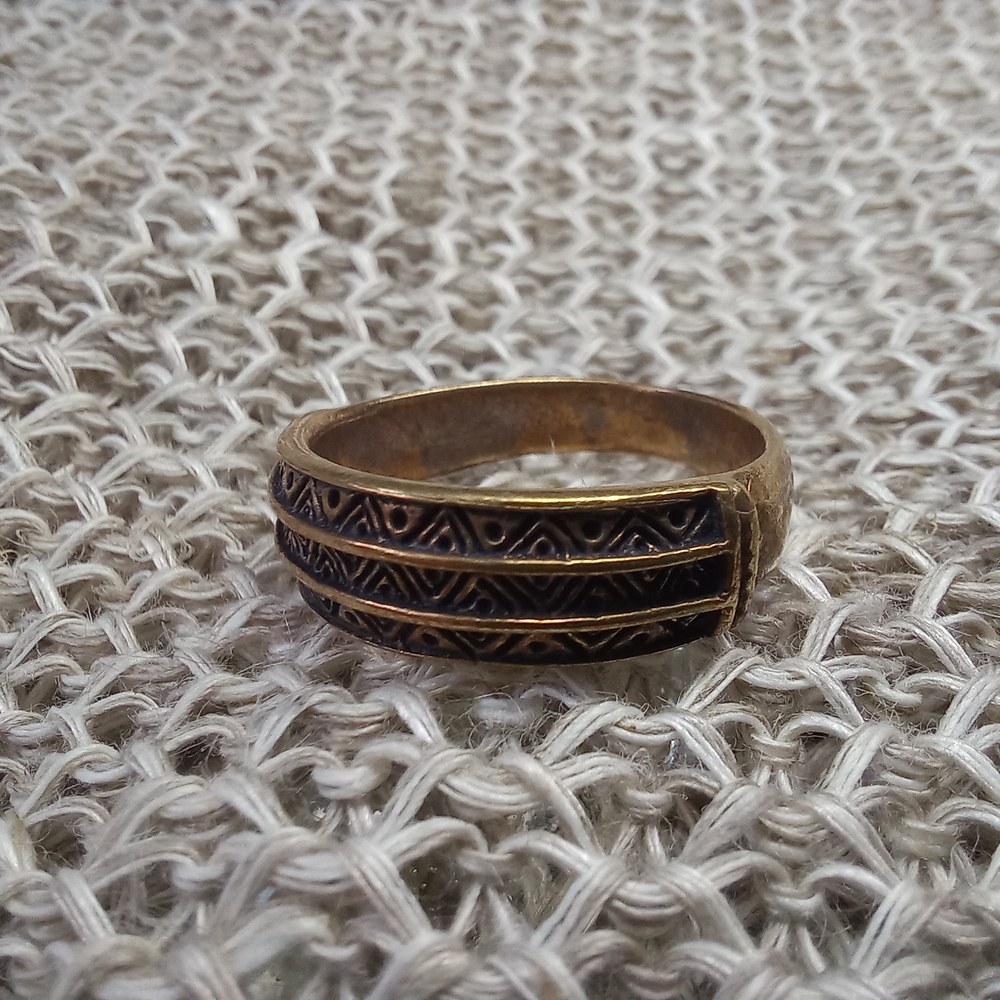 Кольцо с геометрическим орнаментом