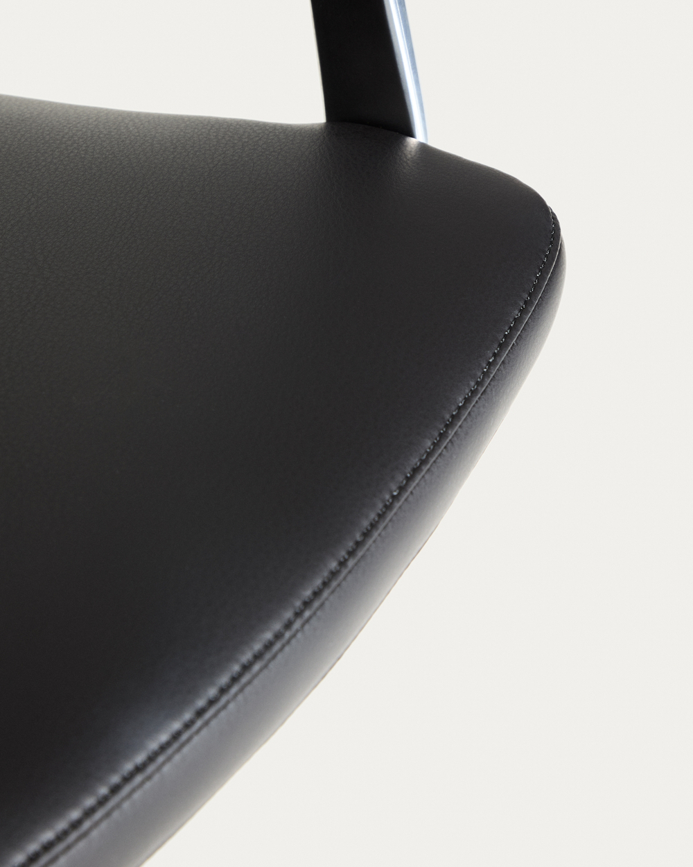 Офисный стул Nerlan из черной экокожи с алюминиевой рамой