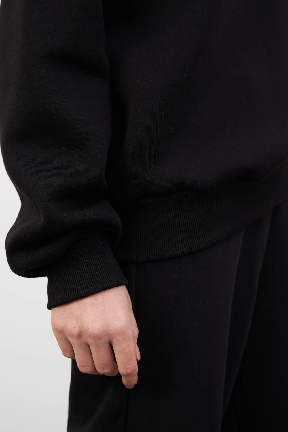 Утепленный свитшот черного цвета