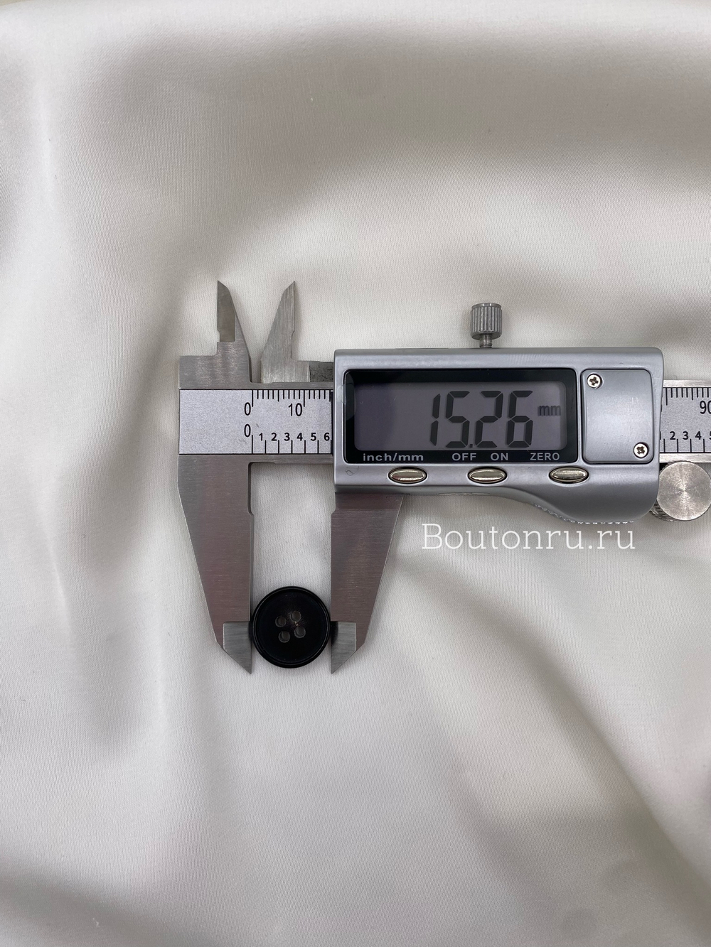 Пуговицы натуральный рог черные с тонкими белыми (бежевыми) прожилками на прокол