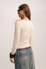 Лонгслив с асимметричным вырезом