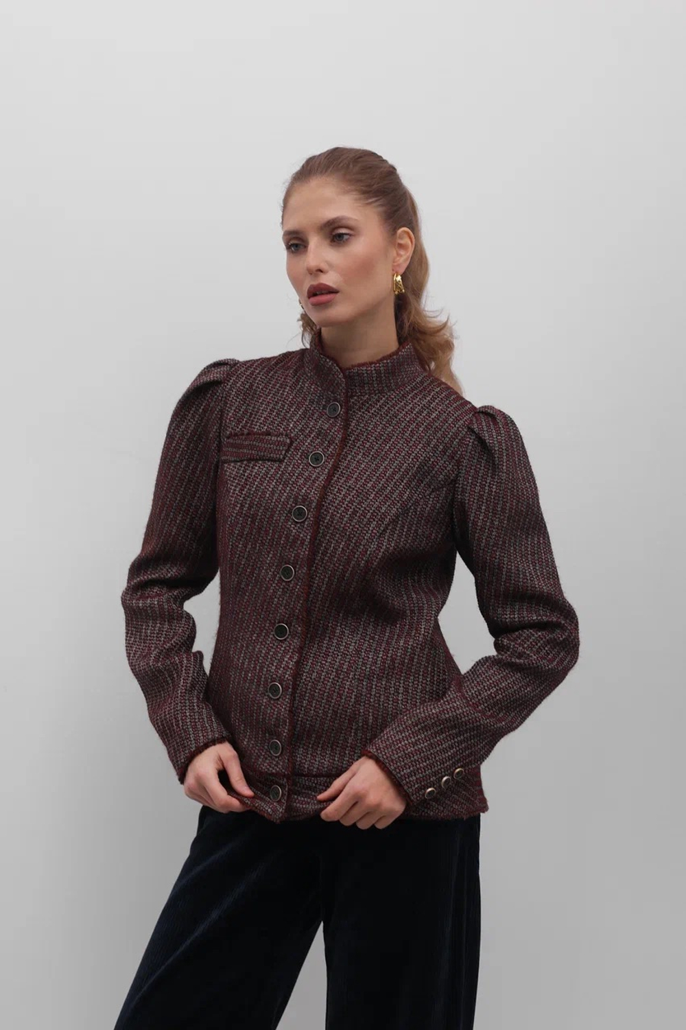 Приталенный жакет на пуговицах